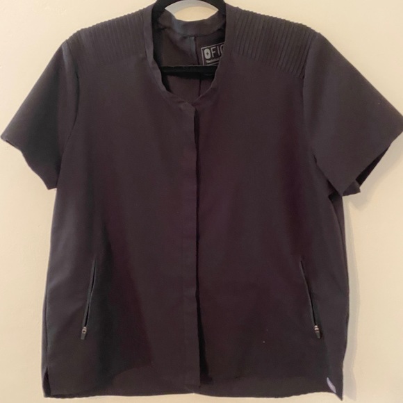 FIGS Large Black Limbe Collarless Moto Scrub Top - Picture 2 of 4